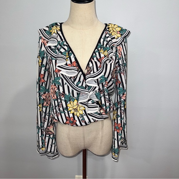 Flying Tomato Floral Outlined Faux Wrap Crop Top With Flare Sleeves - Reemoly - Picture 2 of 12